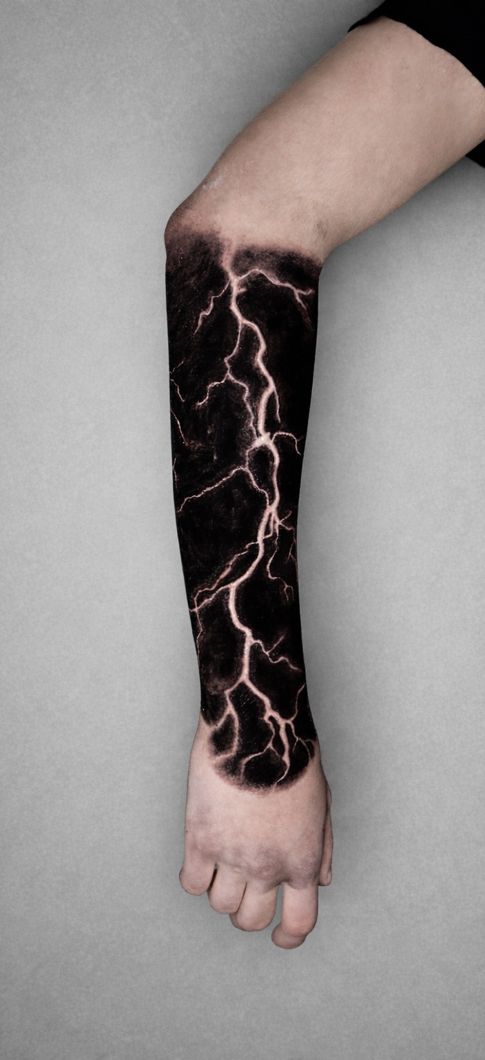 blackwork tattoo de raios numa tempestade