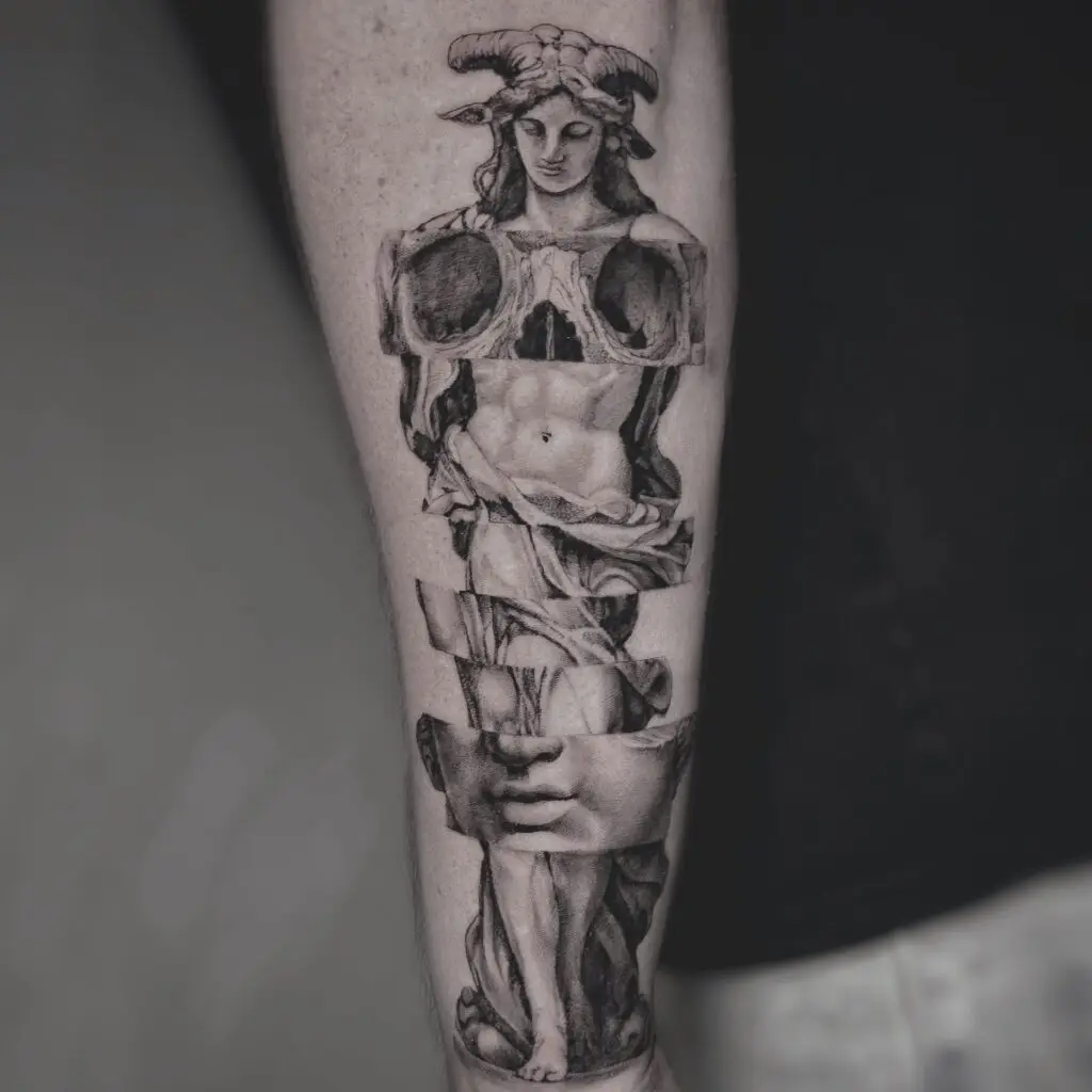 tatuagem de estátua intercalada com um caveira