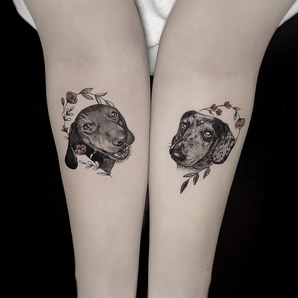 tatuagem de dois cachorros basset