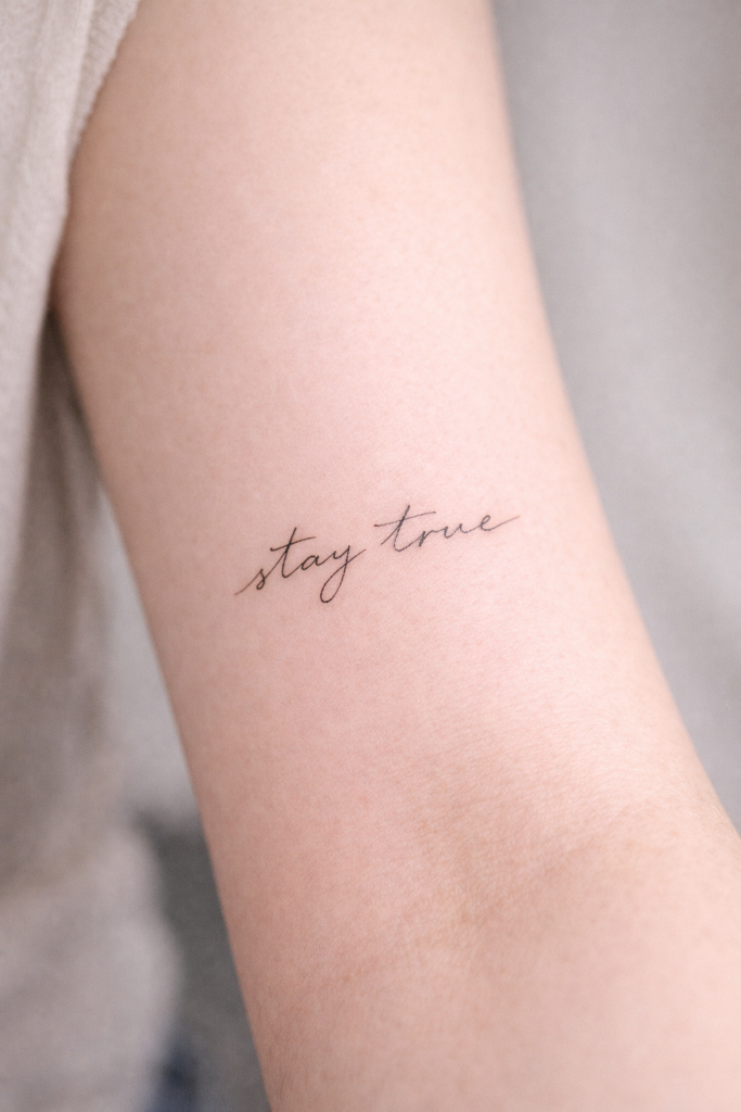 tatuagem delicada de frase