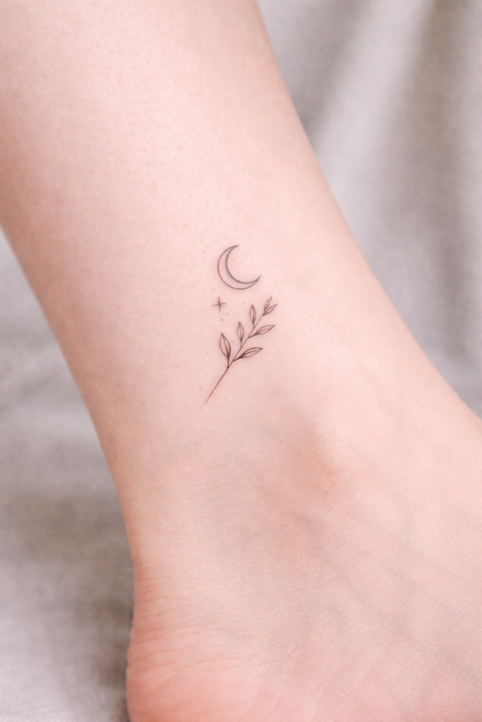 tatuagem delicada minimalista com lua e folhas
