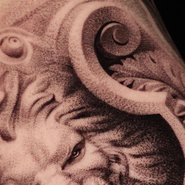 detalhe aumentando tempo de tatuagem